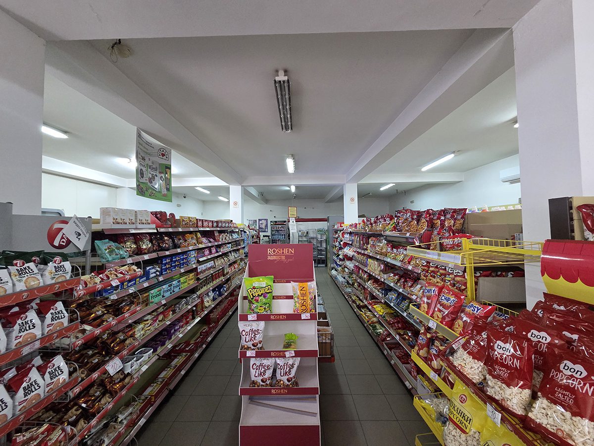 Hapësirë komerciale 200 m² + magazinë 60 m² me qira në Marshal Tito