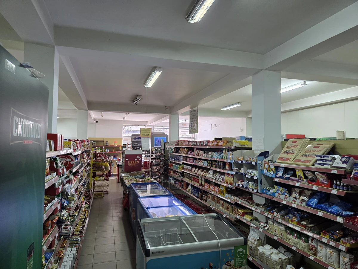 Hapësirë komerciale 200 m² + magazinë 60 m² me qira në Marshal Tito
