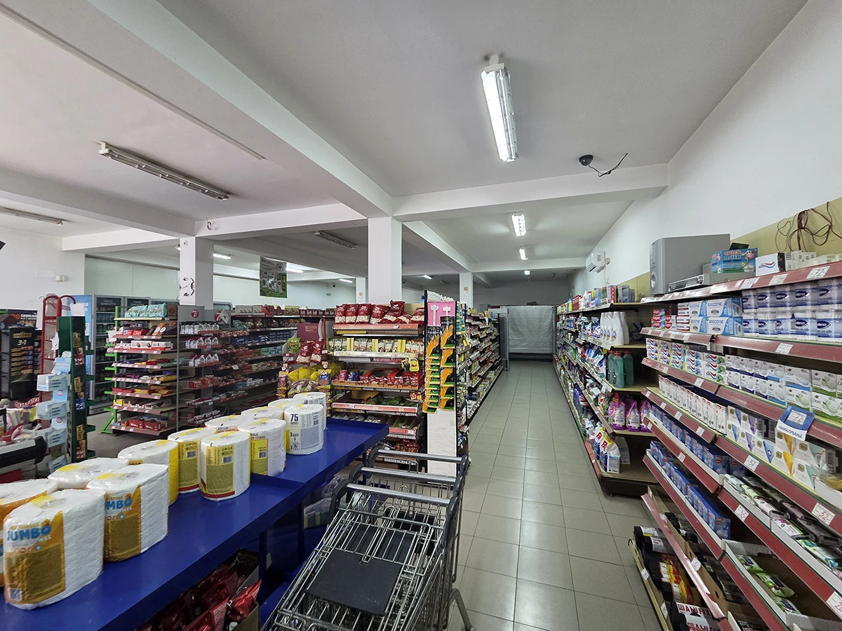 Hapësirë komerciale 200 m² + magazinë 60 m² me qira në Marshal Tito