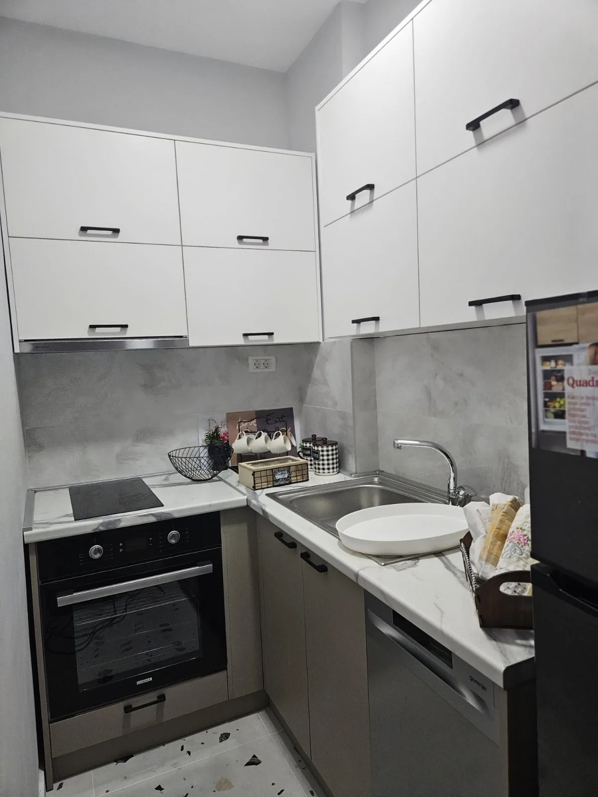 Модерна кујна во стан од 42 m²