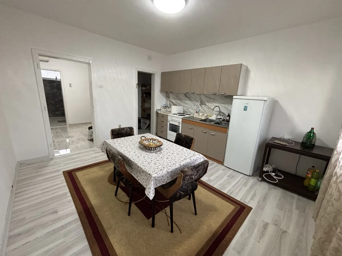 Kuhinja i trpezarija u renoviranom stanu u centru Gevgelije