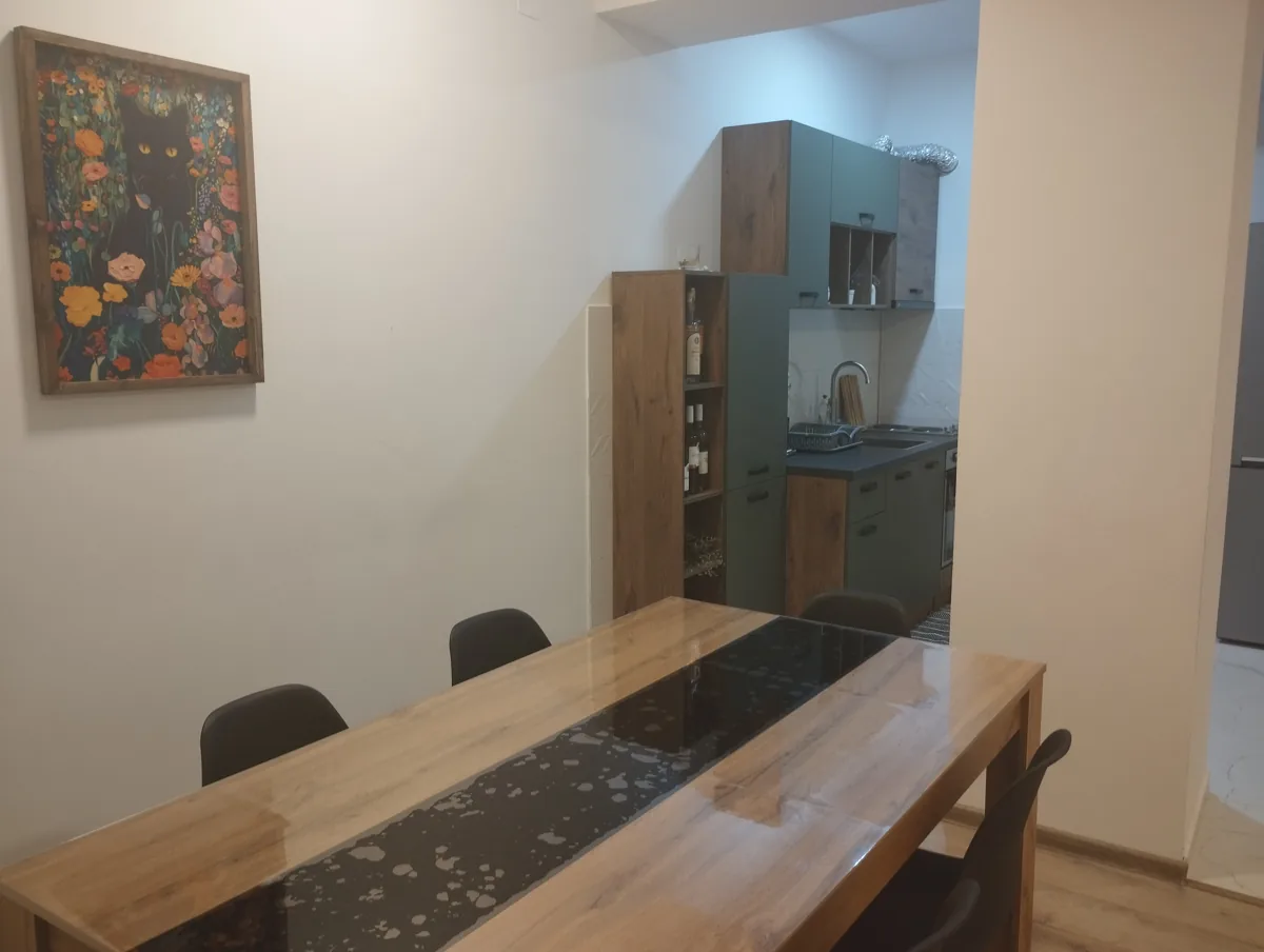 Трпезарија со маса и столови до кујната