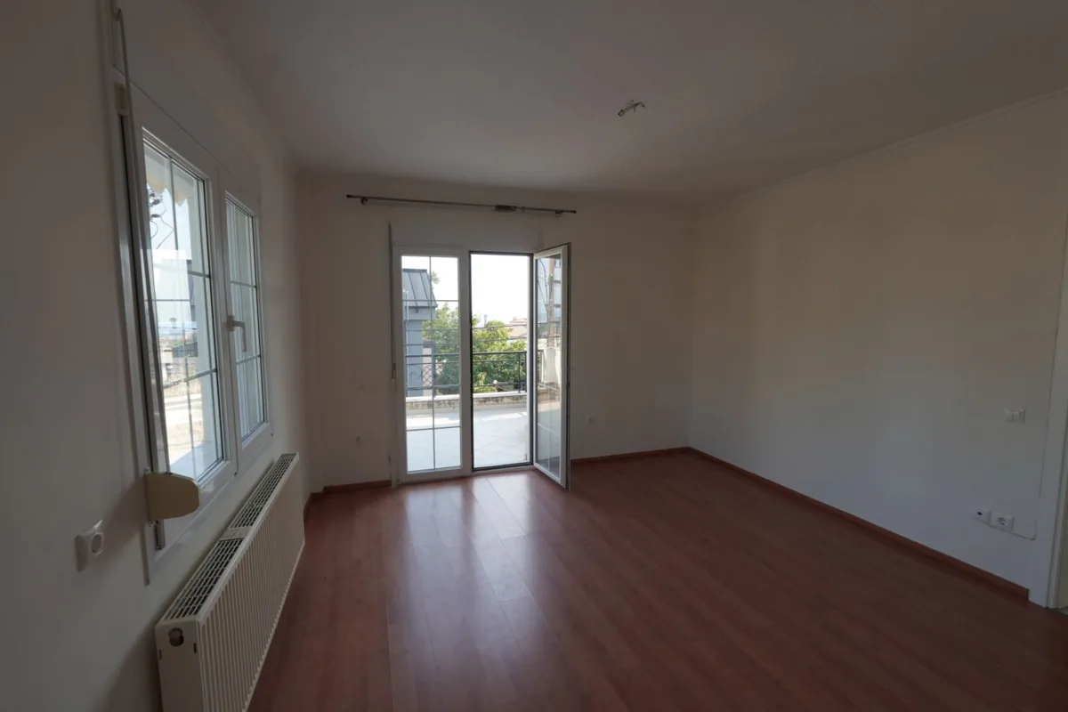Villada çalışma tezgâhları ve sabit dolapları bulunan mutfak