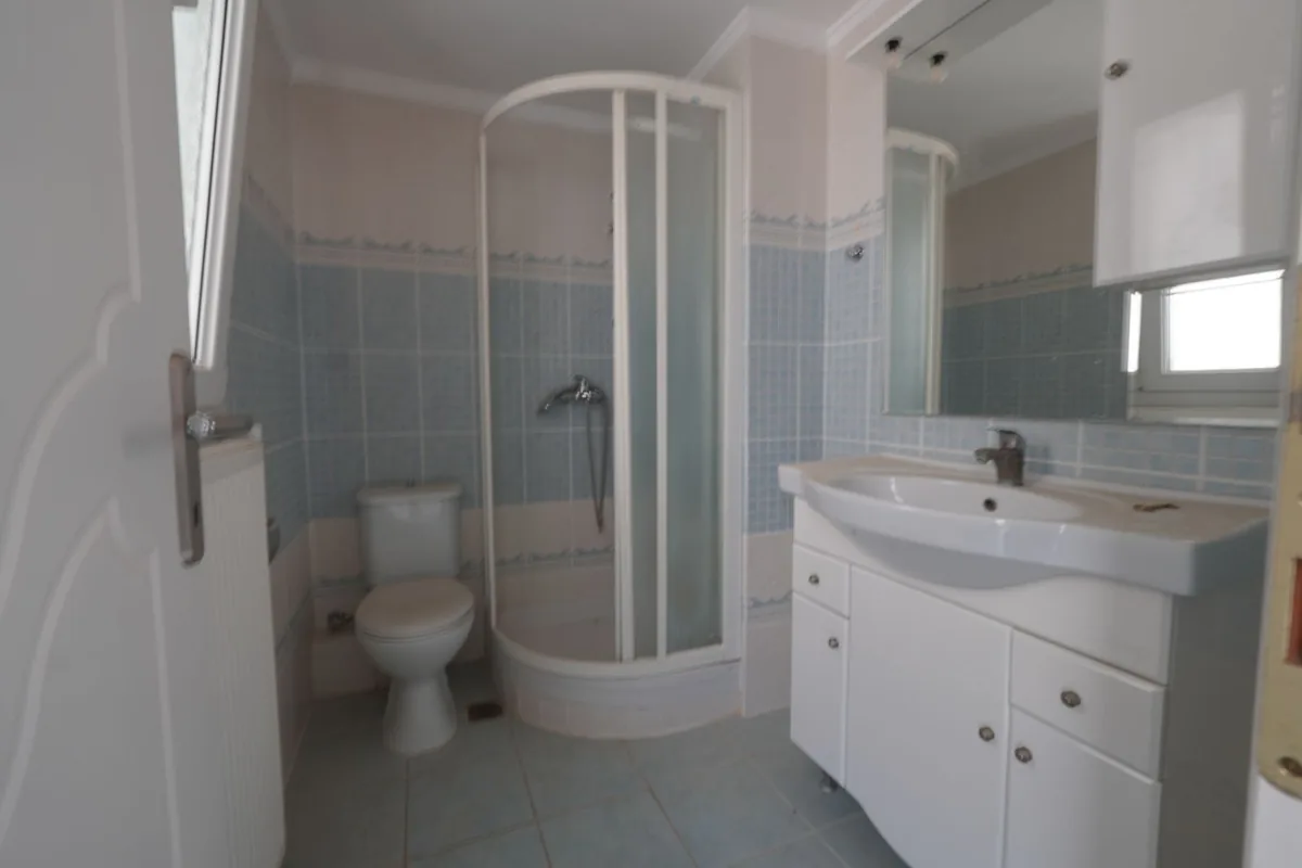 Duşakabin ve sıhhi donanımlı villa banyosu