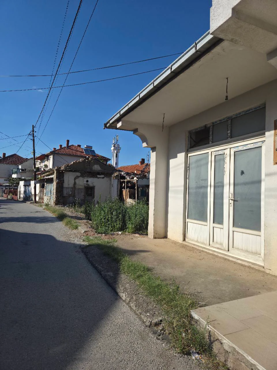 Portrait view of the street and immediate land location in Gevgelija